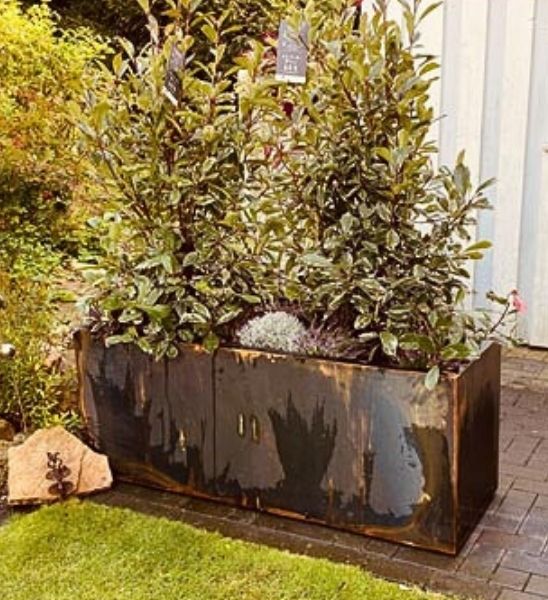 Pflanzkübel Cortenstahl 120 x 50 x 60 cm auf kleiner Terrasse