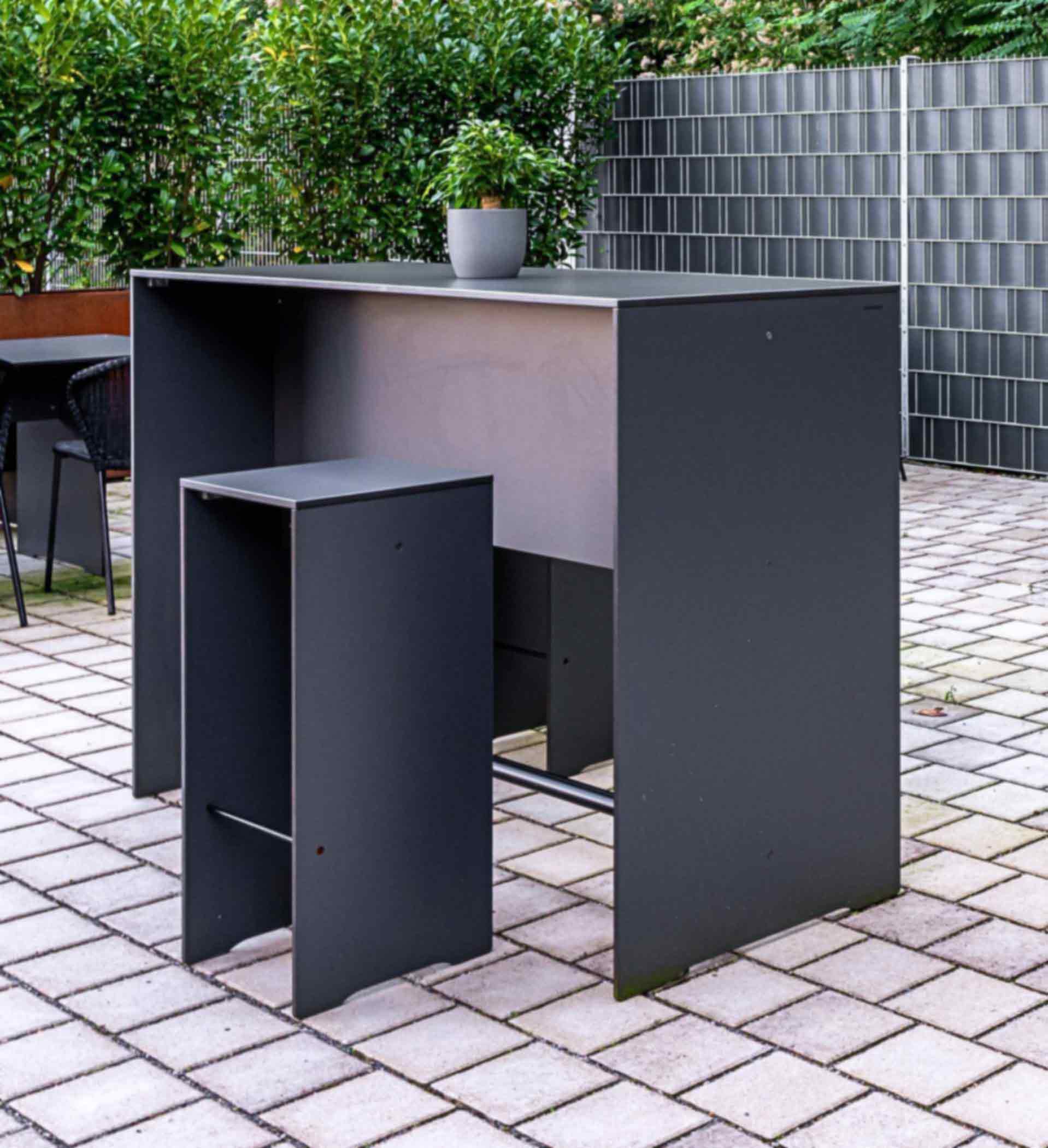 RIVA Barhocker aus HPL auf Firmen Terrasse Outdoorbereich