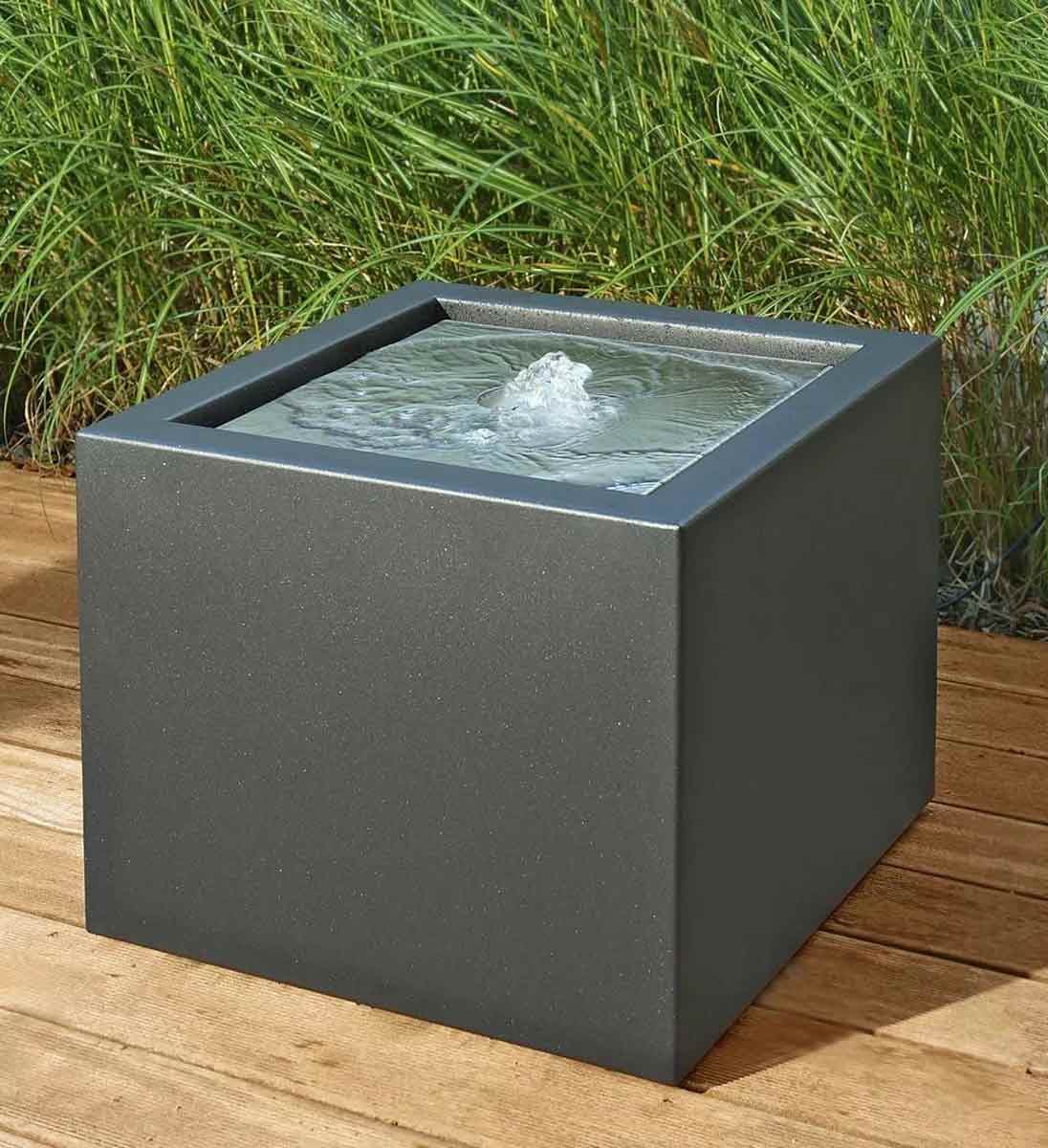 Kubischer Gartenbrunnen Gartensilber Wasserkubus mit Wasserstrudel im Außenbereich
