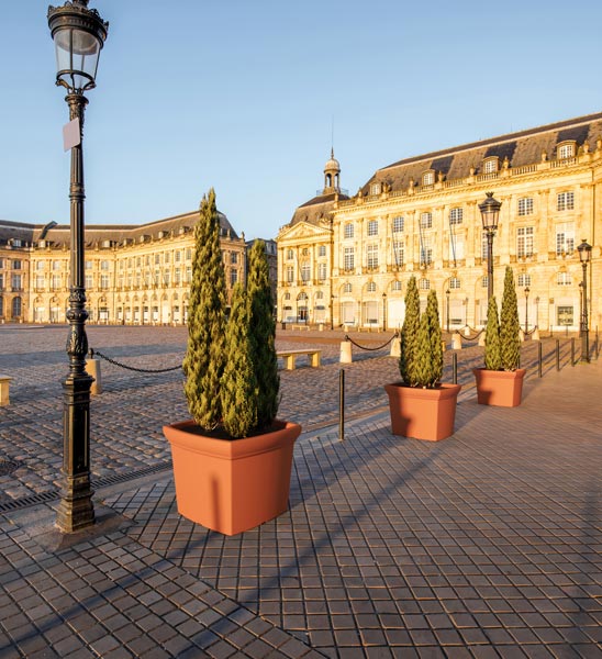 Großer Pflanzkübel Kunststoff in Terracotta Farbe in einer Innenstadt