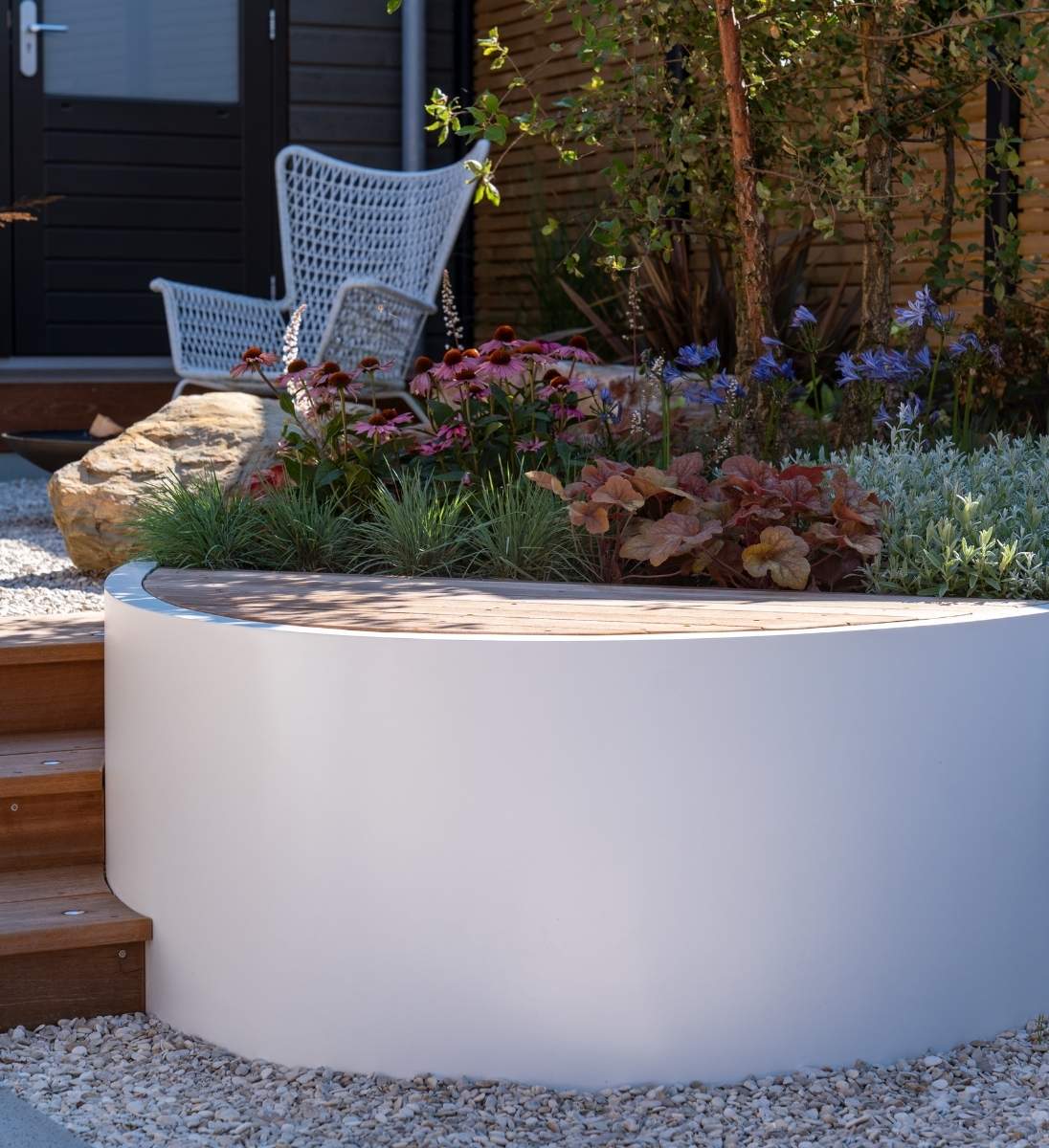 Pflanzkübel Ellipse Oval aus Aluminium im Garten bepflanzt als Raumteiler