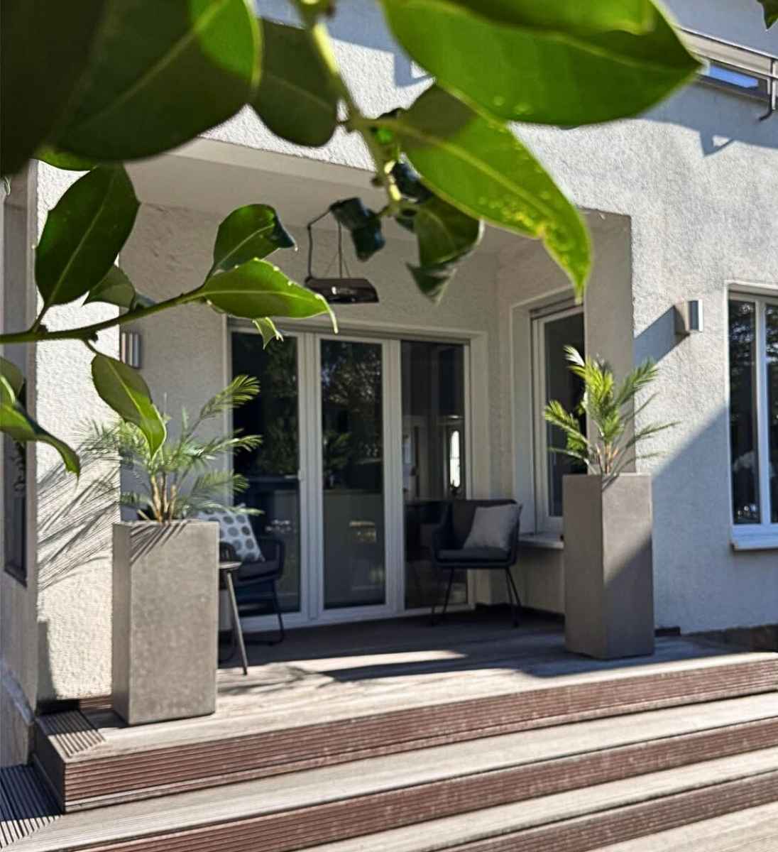 Pflanzsäule Beton, eckig und hoch für stilvolle Terrassengestaltungen