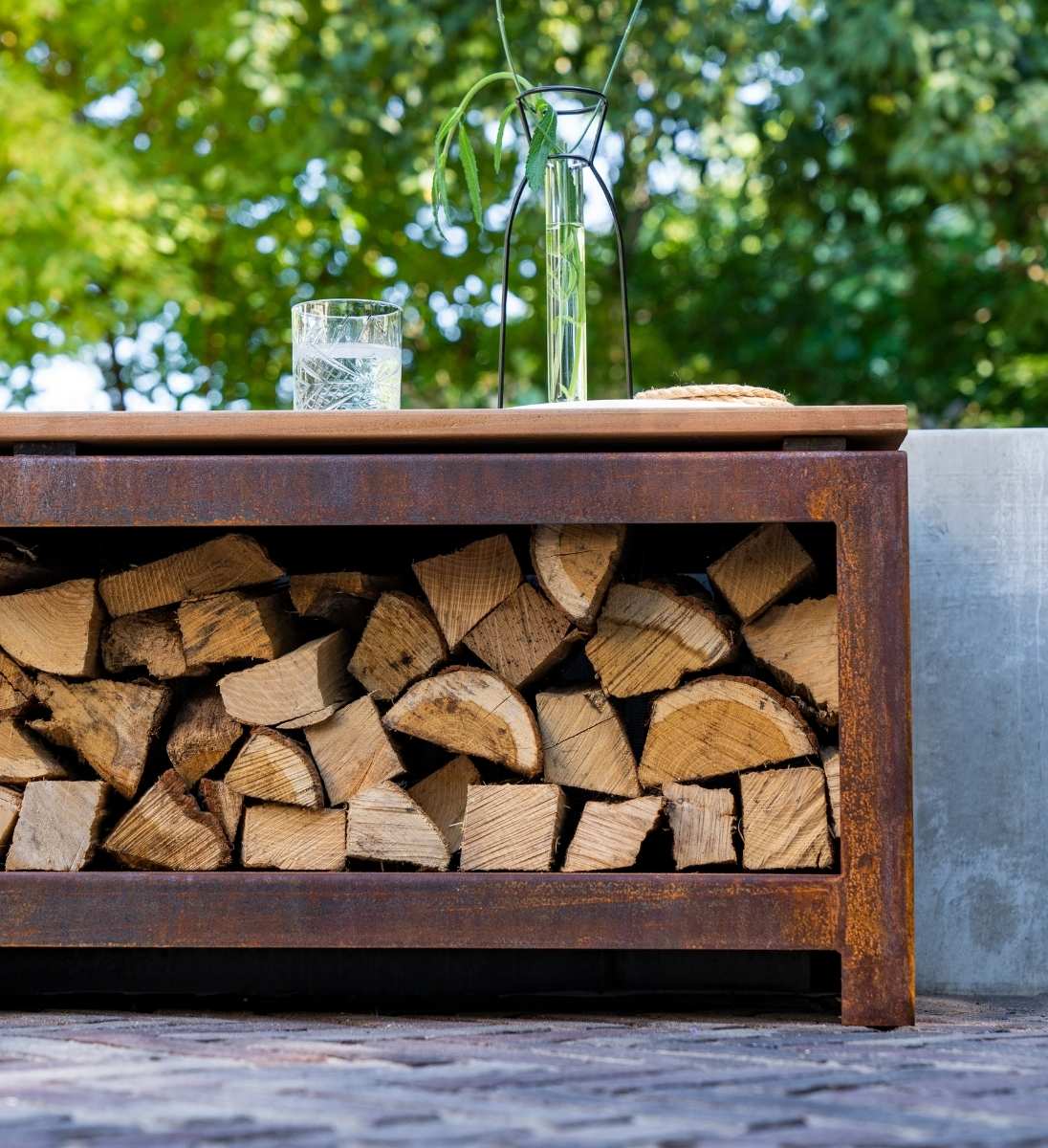 Sitzbank mit Holzlager in Rostoptik für den Garten