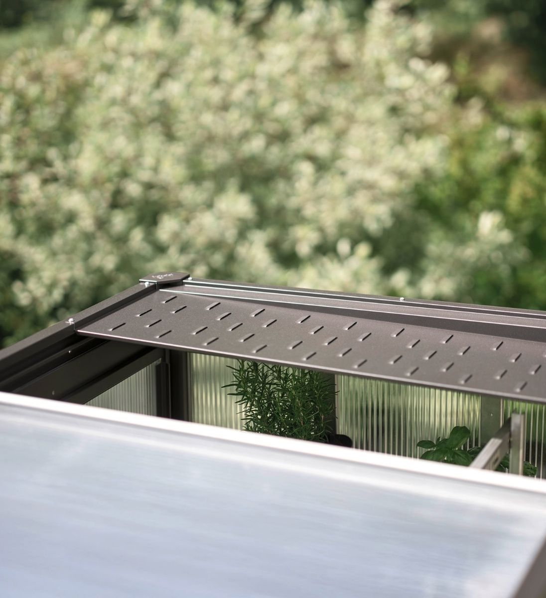 Biohort FLORENTINA Gewächshaus Detailansicht der Belüftung am Dach