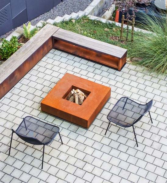 Quad Feuertisch auf Terrasse Gartengestaltung