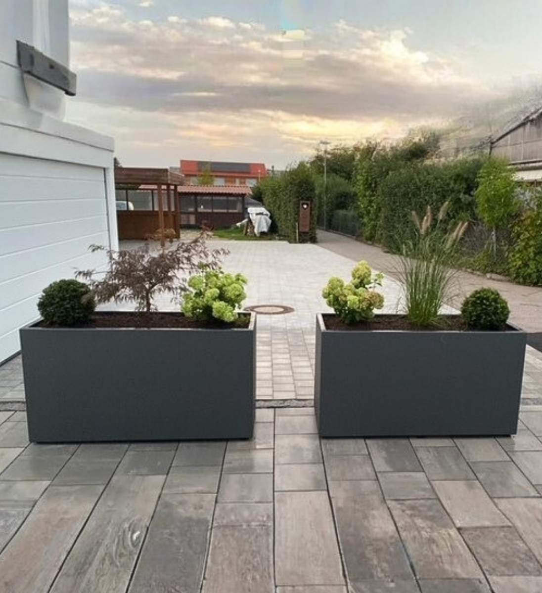 Gartensilber QUADER am Hauseingang außen