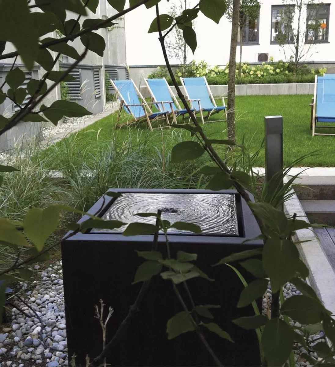 Design Wasserbrunnen Gartensilber Wasserkubus im Garten- und Hotelambiente