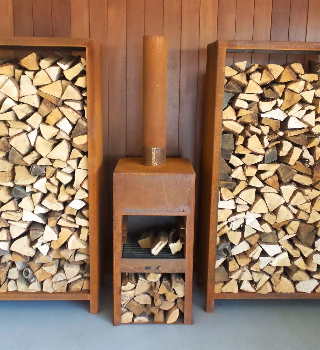 Holzlager aus Cortenstahl mit passendem Ofen für Terasse