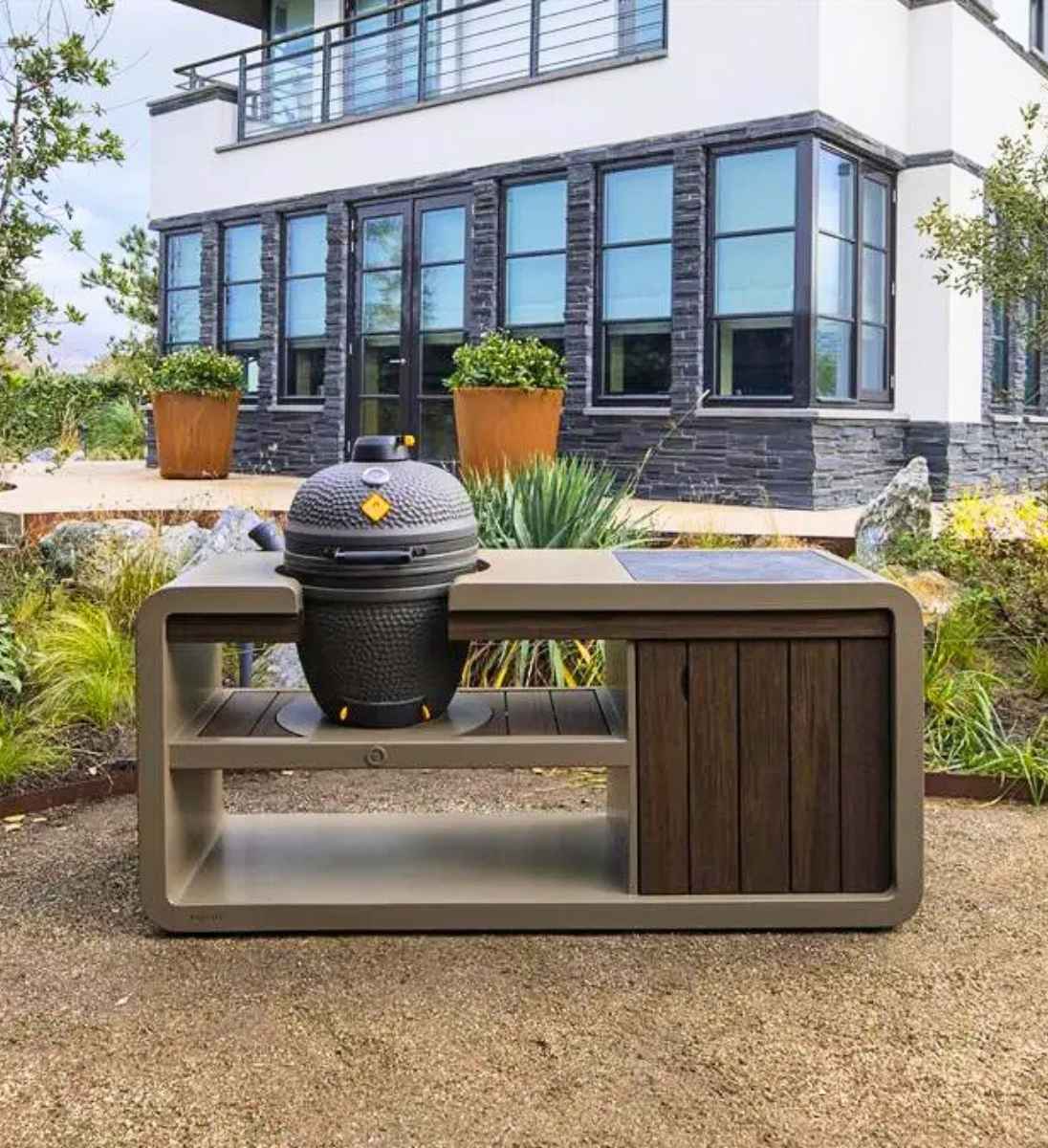 Moderne Kamado Grill Station vor Hausfassade – stilvolle Outdoor-Küche mit Keramikgrill von FORNO