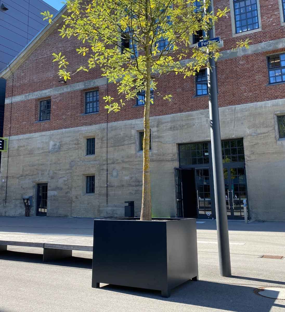 Moderner Aluminium Pflanzkübel quadratisch mit Füßen, für öffentliche und städtische Außenanlagen