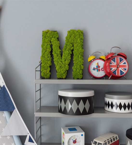 Moos-Buchstabe als Deko im Kinderzimmer
