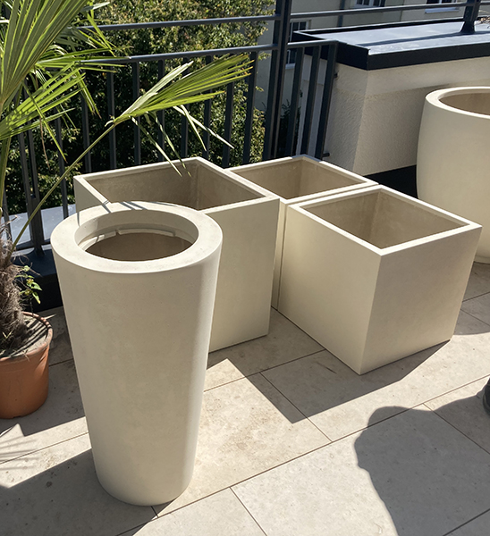Polystone Pflanzgefäße Serie Divide verschiedene Formen auf dem Balkon kombiniert