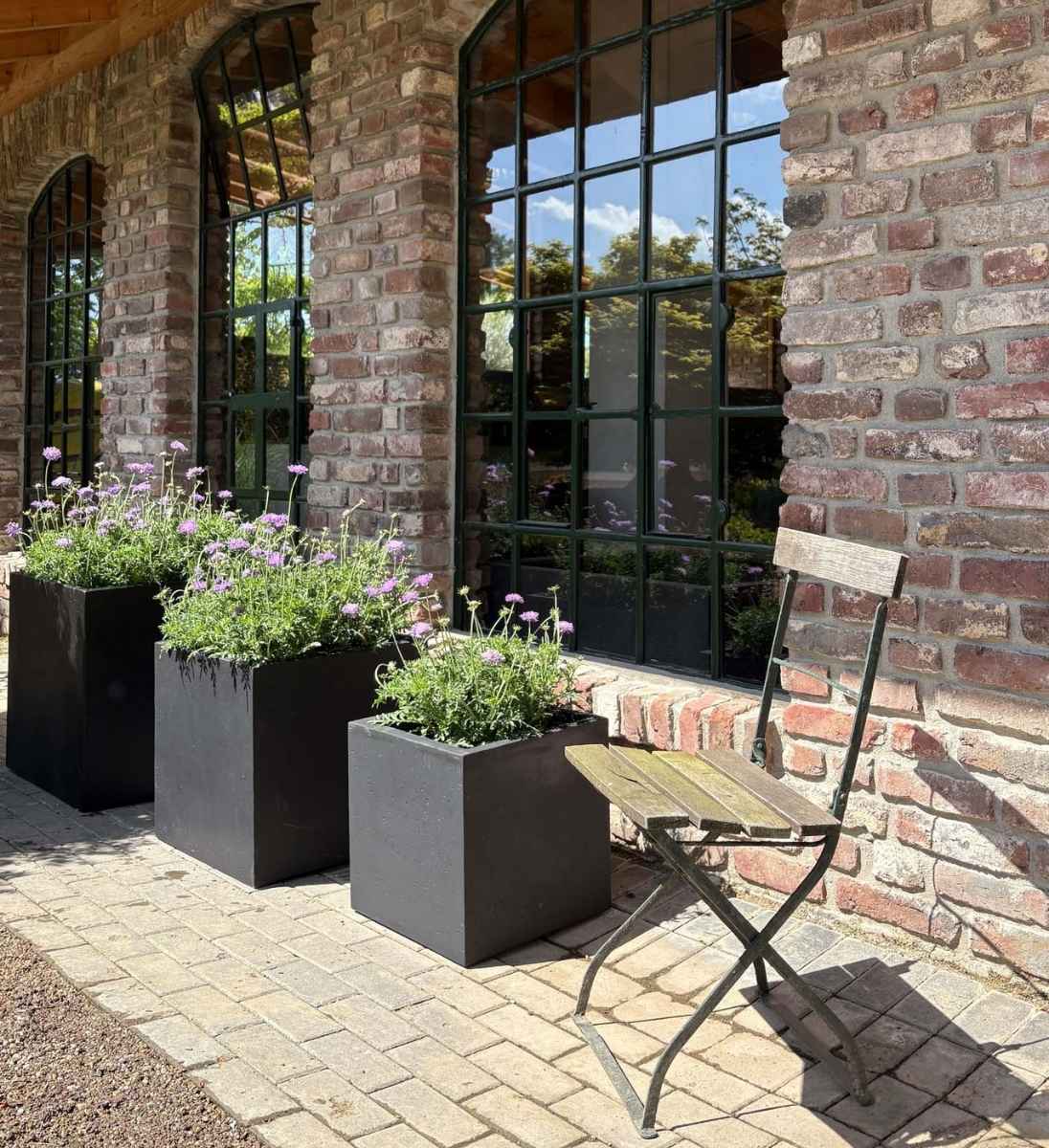 Polystone Pflanzkübel auf Terrasse