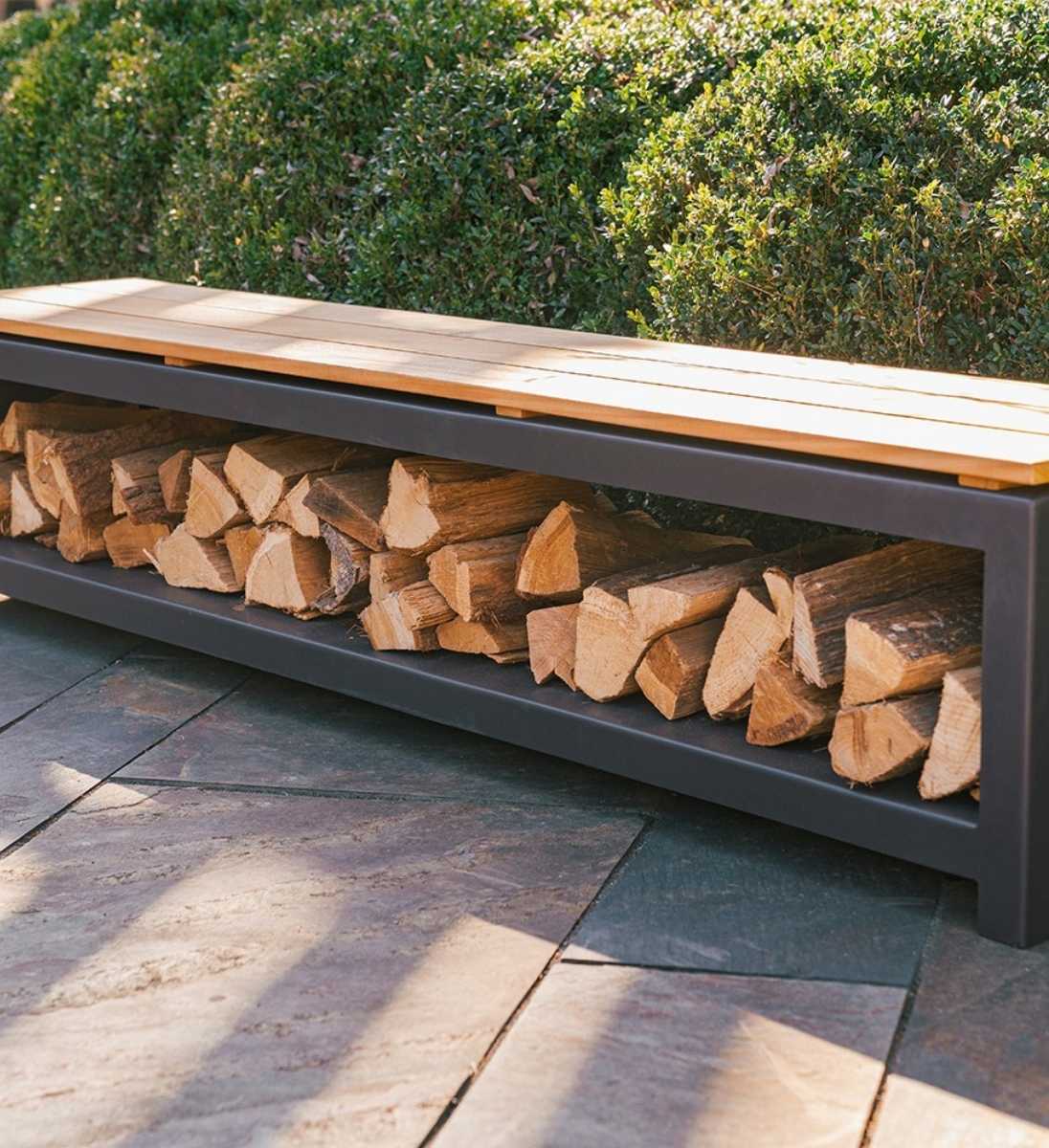 Sitzbank aus schwarzem Stahl mit Holzlager 2 Meter Länge