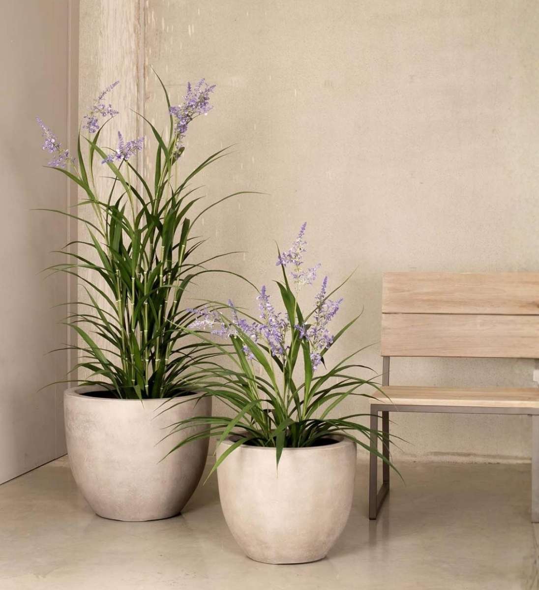 Ziergras Kunstpflanze mit Lavendelblüten Ambiente im Beton-Gefäß