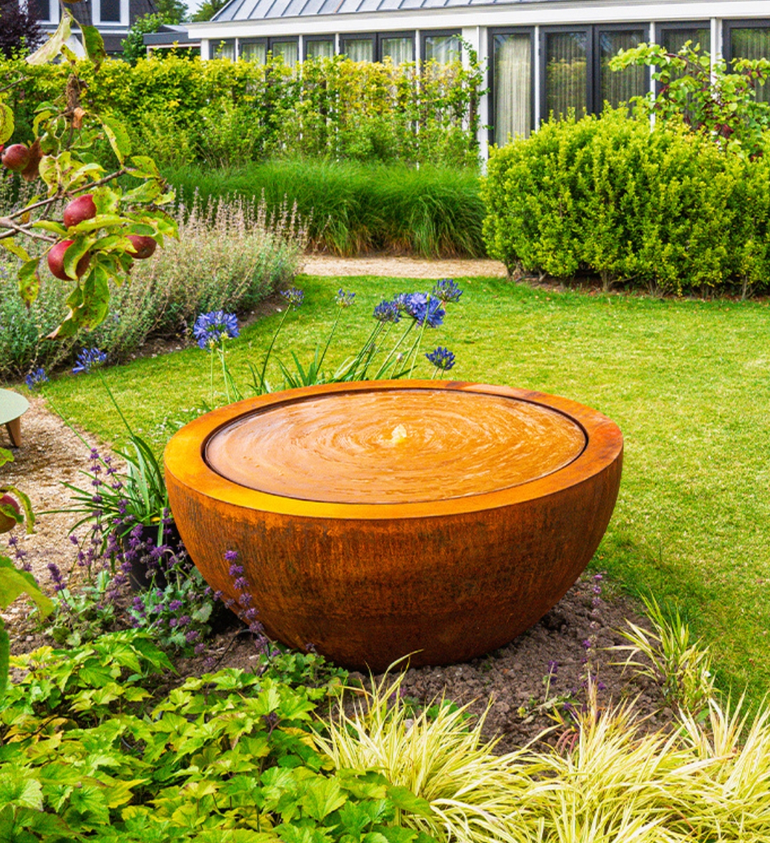 Cortenstahl Halbkugelbrunnen in modernem Garten