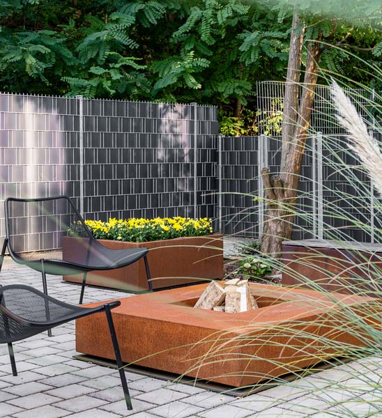 Eckiger Feuertisch für Holzfeuer auf der Terrasse 120x120 cm und 40cm hoch