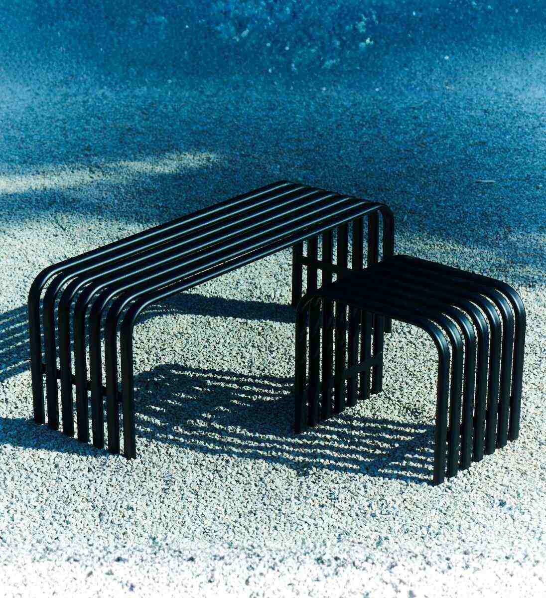 Schwarze Gartenbank aus Metall campus von Jan Kurtz auf Kiesfläche