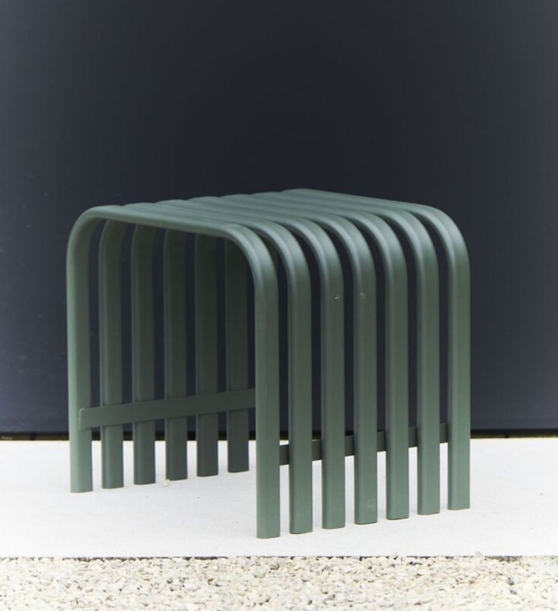 Gartenhocker aus Metall aus der Serie Campus von Jan Kurtz