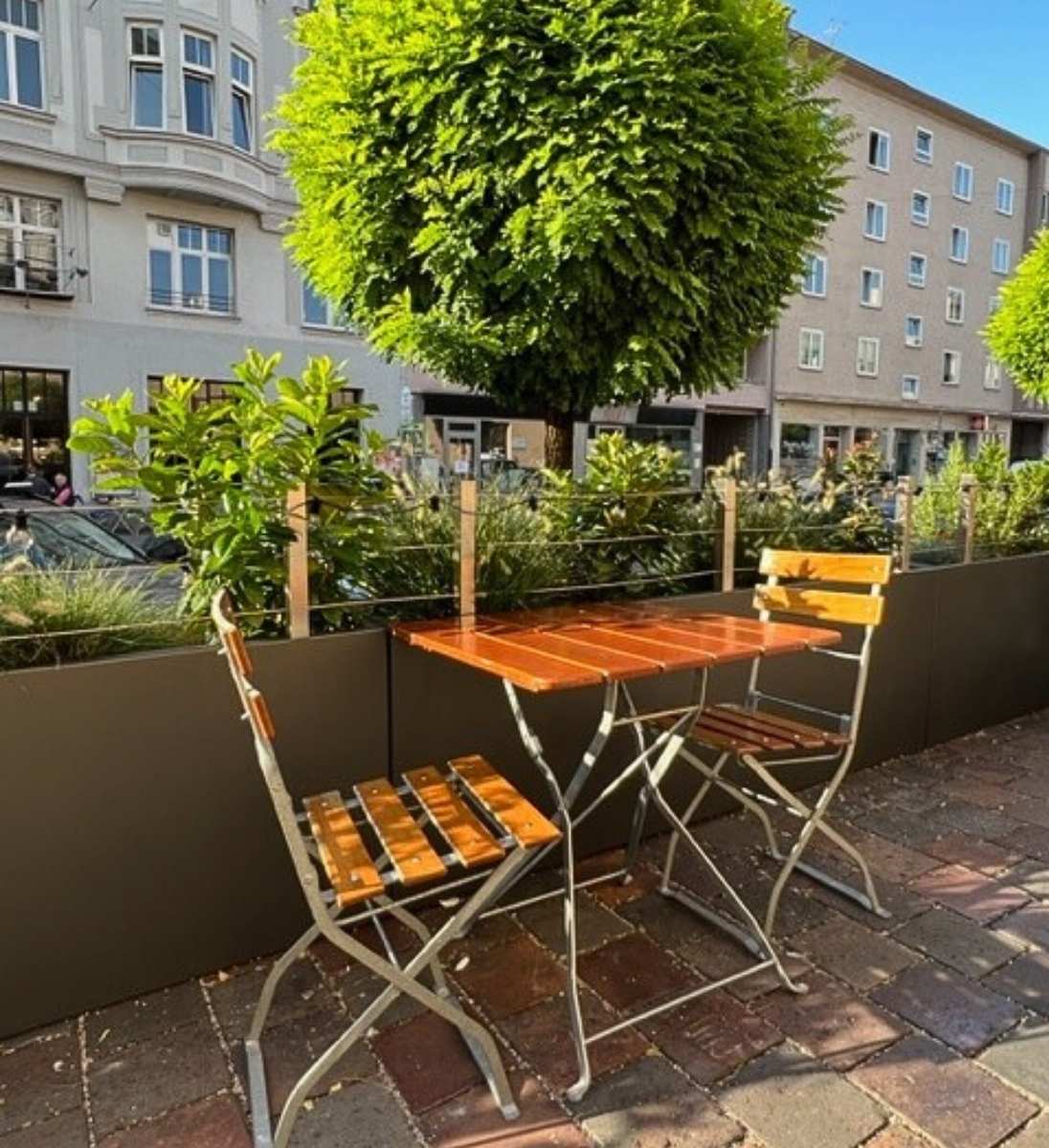 Gartensilber QUADER bepflanzt auf Gastronomischer Terrasse