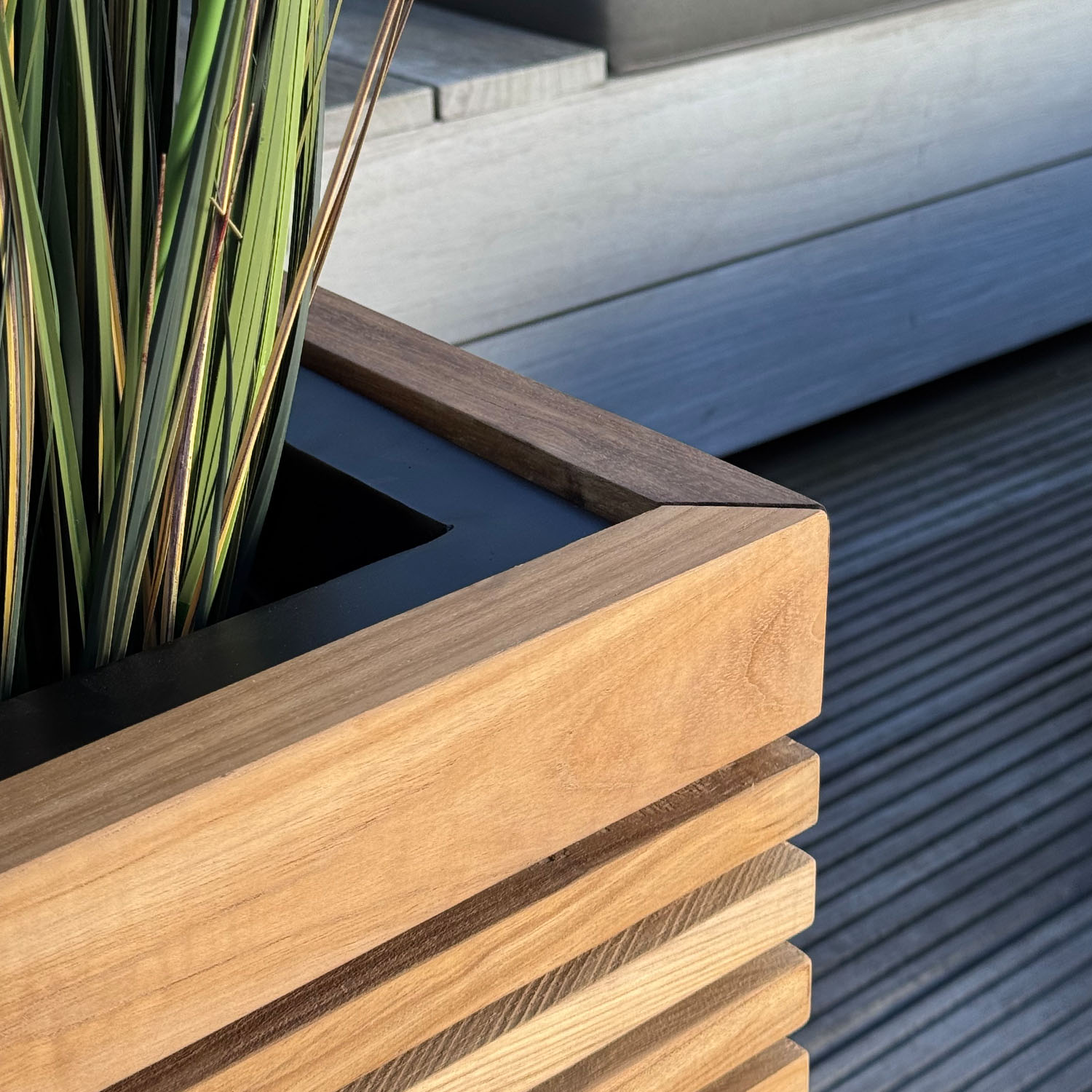 MODULO Pflanzkasten Teak Oberflächen Detailansicht