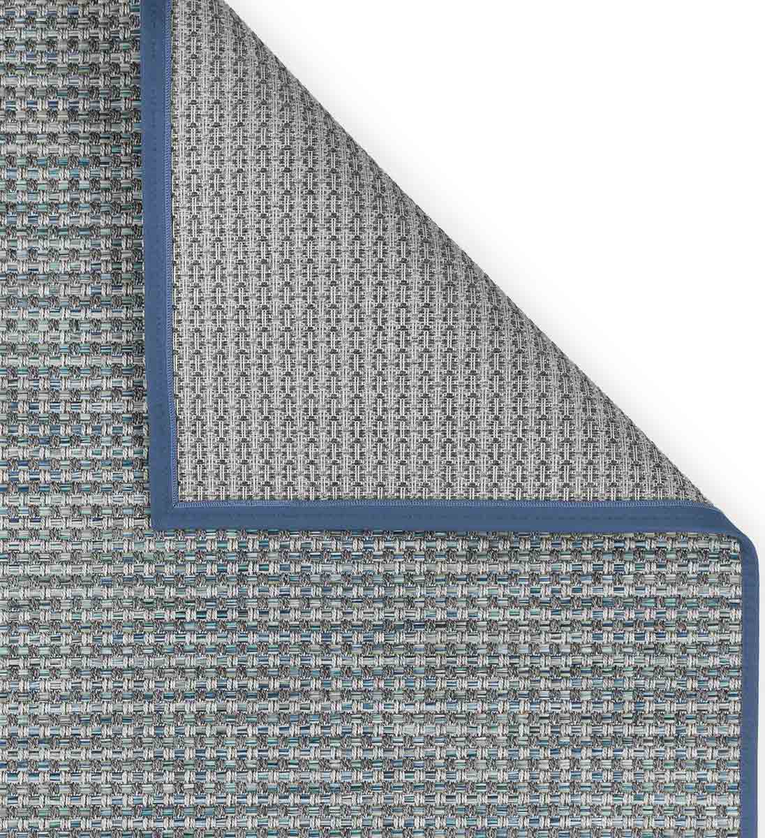 Outdoor-Teppich ANTIGUA Blau ohne Rückenbeschichtung für schnelles Abtrocknen.