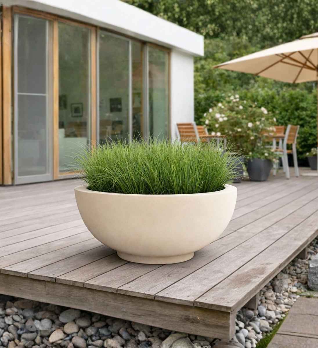 Pflanzschale in Beige für Outdoor in Steinoptik auf Terrasse