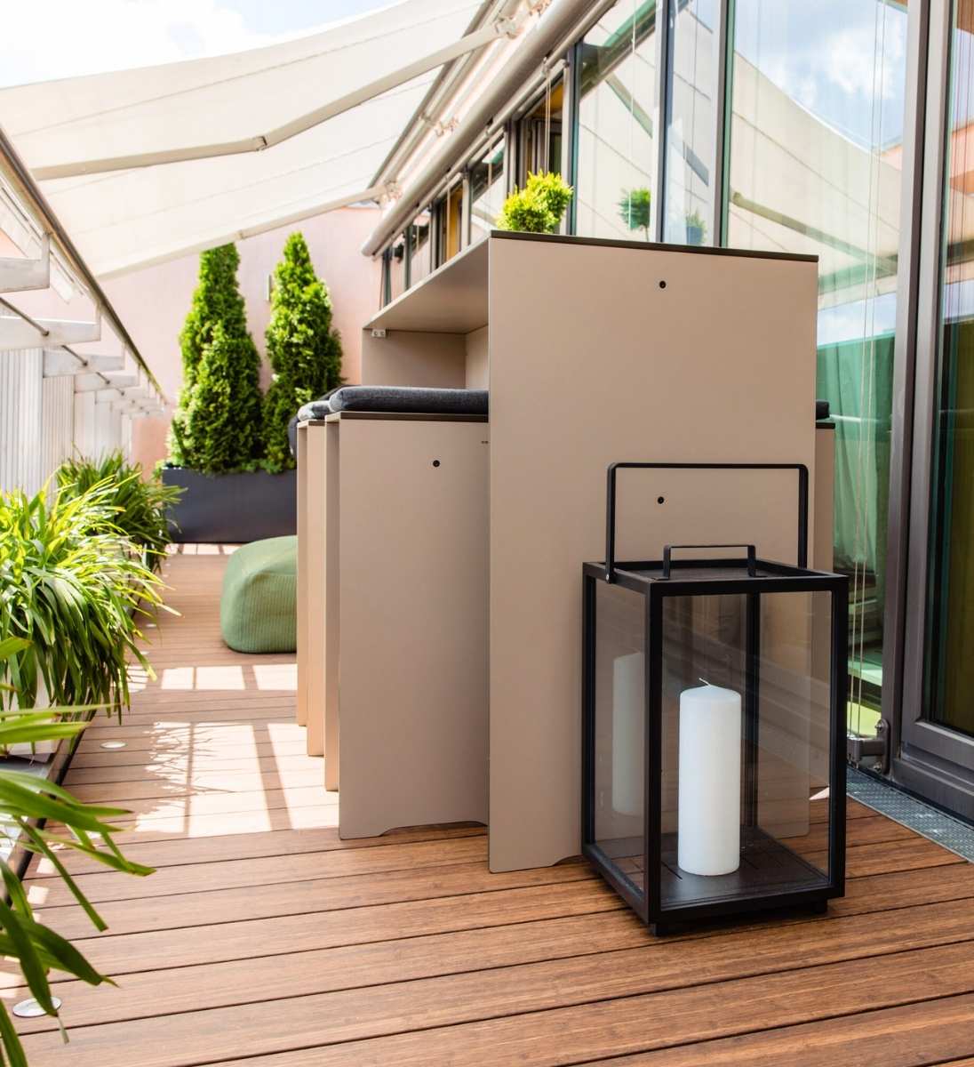 RIVA Bartisch und Hocler aus HPL in Taupe auf schmalem Balkon