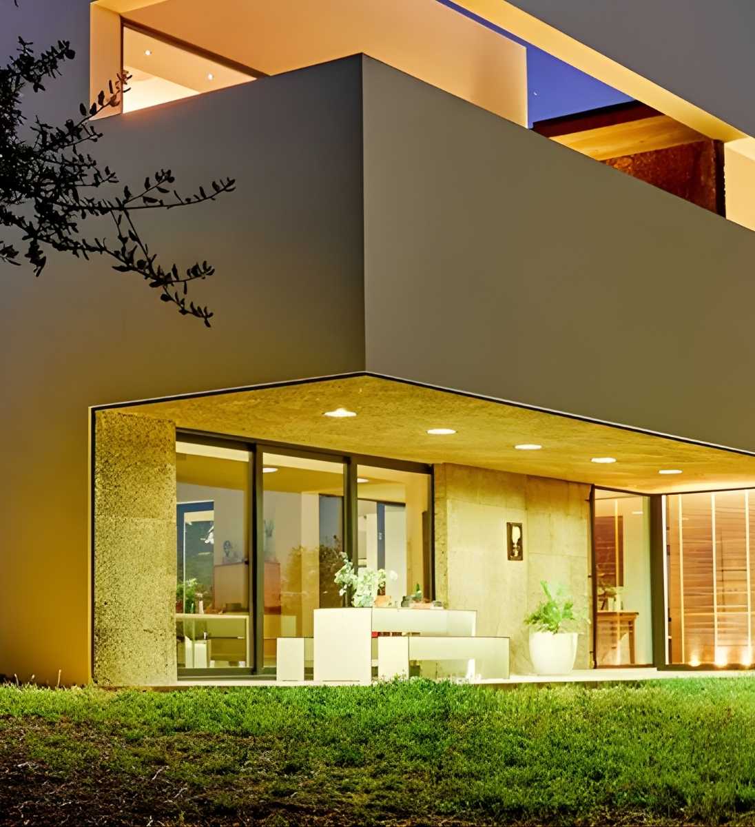 RIVA HPL Sitzbank im Außenbereich mit Moderner Architektur