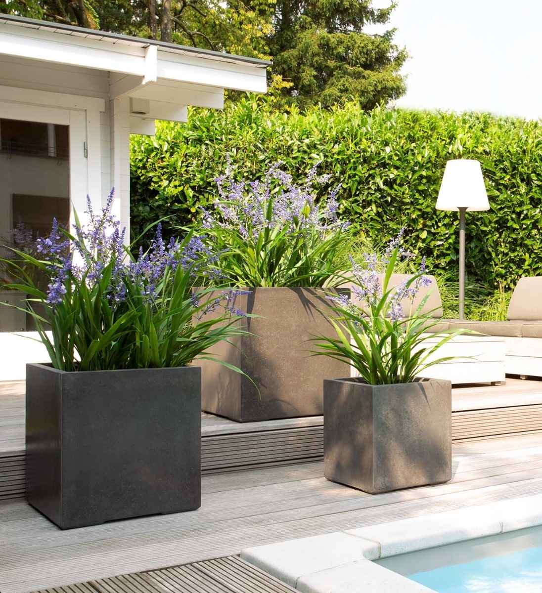 Ziergras Kunstpflanze mit Lavendelblüten Ambiente auf Terrasse und Poolbereich