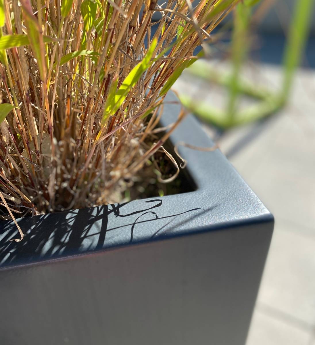 Detailfoto Oberkante quadratischer Aluminium Pflanzkübel mit Füßen