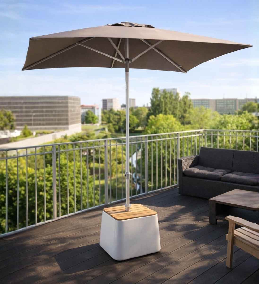 Balkon Sonnenschirm Auf Dachterrasse Mit Staender