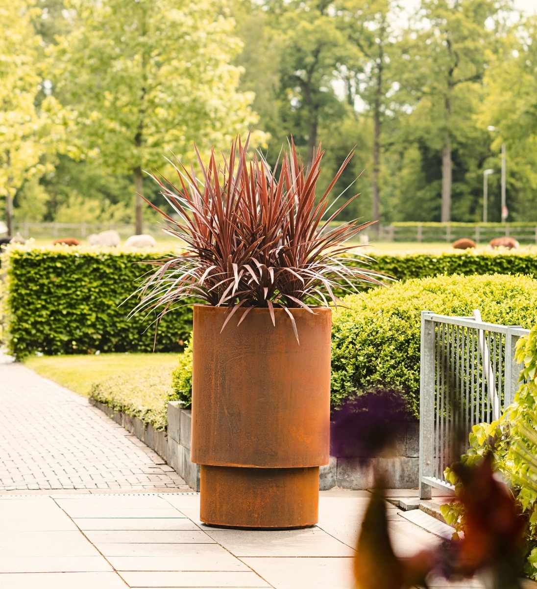 Cortenstahl Pflanzkübel zylindrisch hoch für Terrasse
