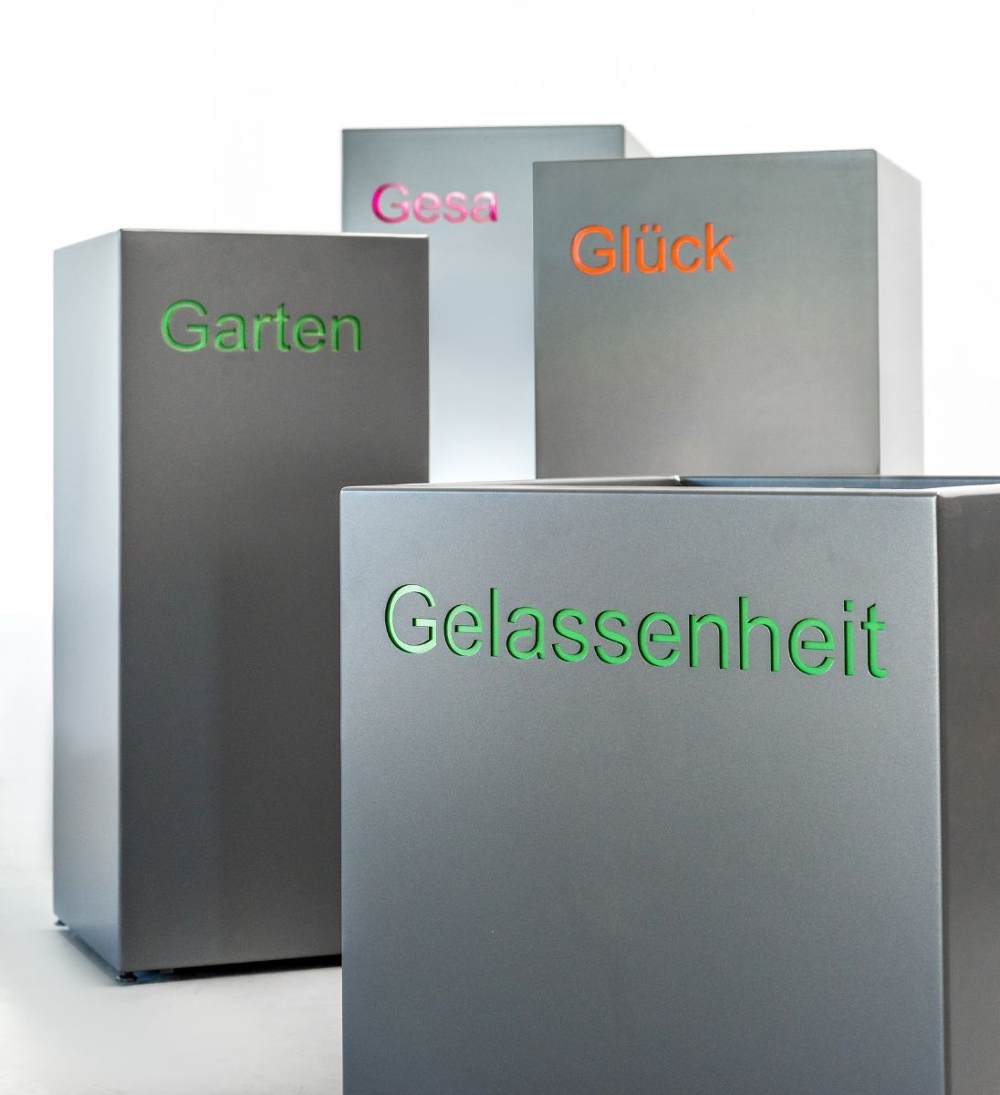 Gartensilber Kubus als Sonderanfertigung mit Beschriftung