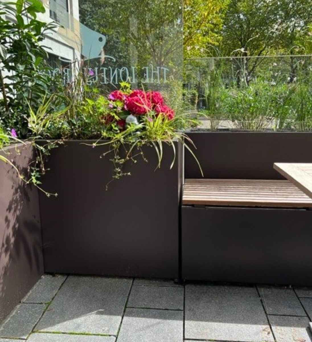 Gartensilber QUADER Sichtschutz-Ecke mit Sitzmöglichkeit im Restaurant