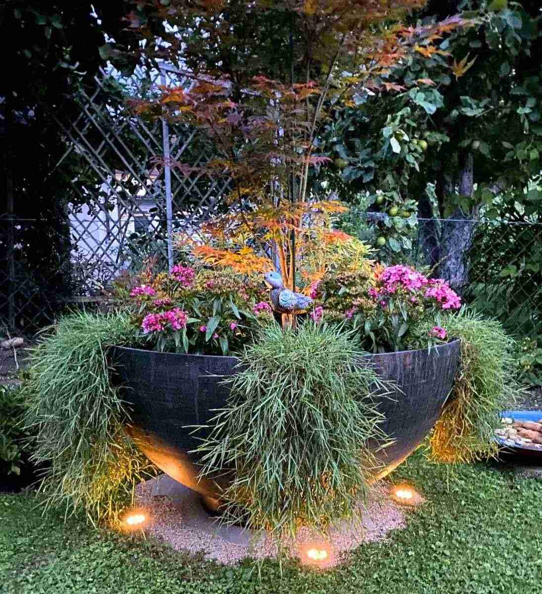 Rost Pflanzschale für den Garten bepflanzt und beleuchtet