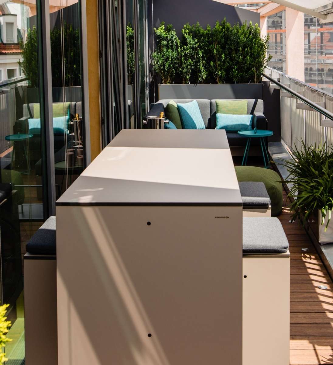 HPL Bar Tisch in Taupe platzsparend für kleine Balkone