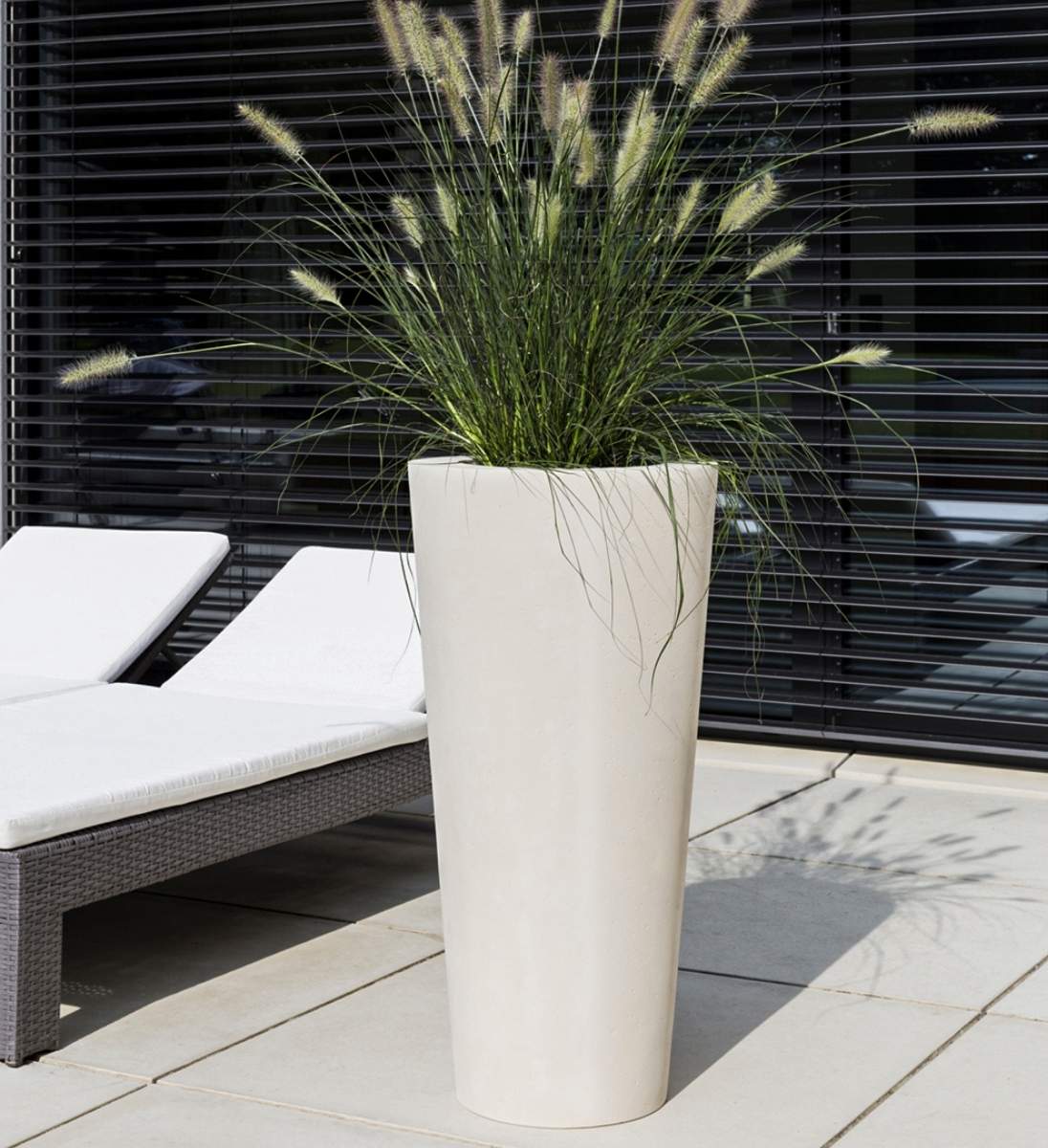 Pflanzgefäß creme konisch hoch schmal mit Gräsern auf Terrasse