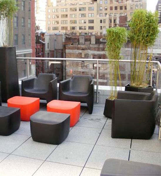 Outdoor-Sessel Translation auf einer Terrasse