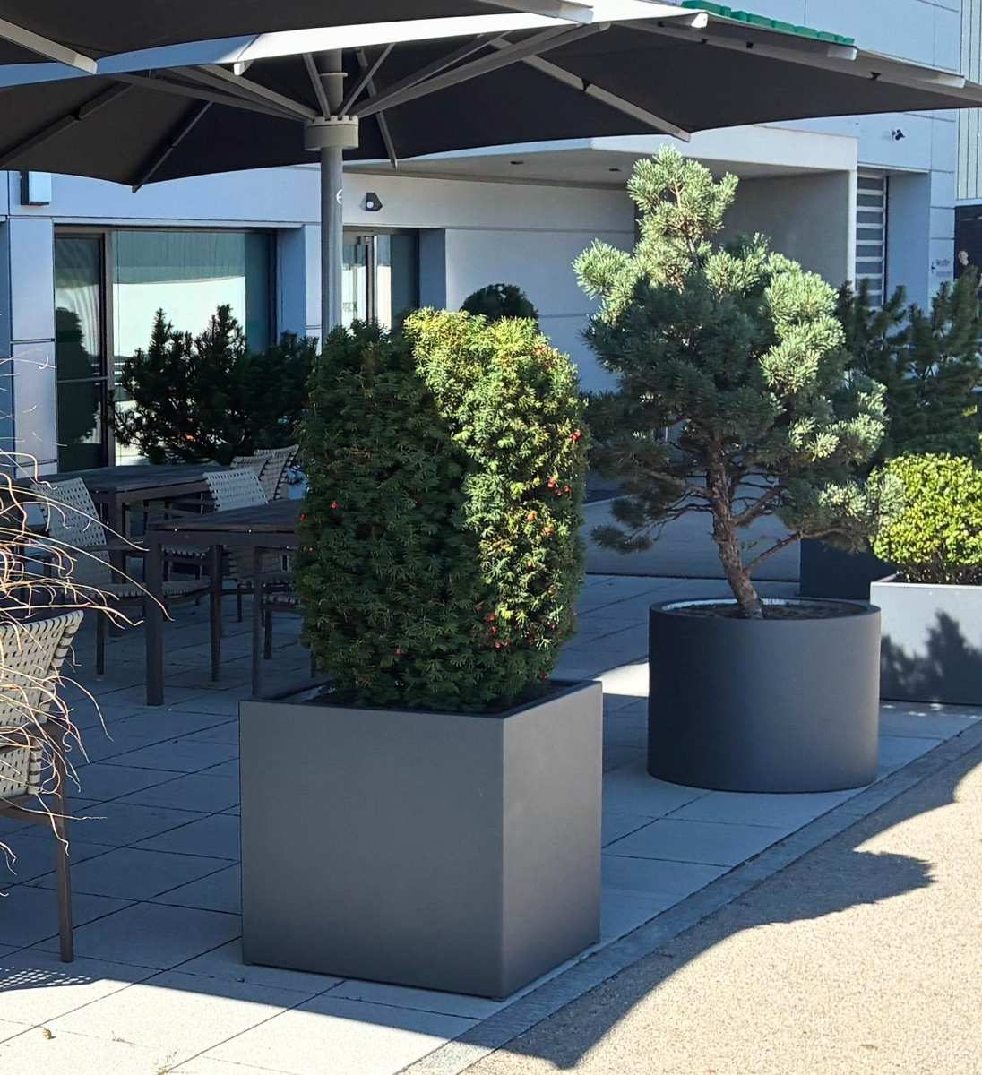 Gartensilber Kubus Restaurant Terrasse