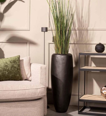 LOFT Bodenvase Metall schwarz mit Gräsern bepflanzt im Wohnbereich