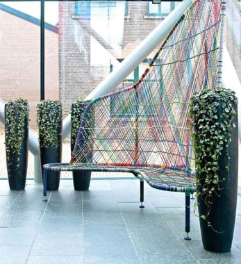 LOFT Bodenvase Metall schwarz mit Gräsern bepflanzt im Wohnbereich