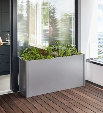 grauer Biohort Pflanzkübel aus Metall rechteckig mit Kräutern und Salat auf dem Balkon