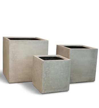 Kubische Pflanzkübel aus Beton