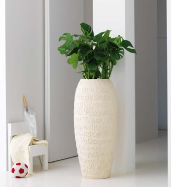große hohe Pflanzvase Welcome in Steinoptik Creme in Eingangsbereich mit Bepflanzung