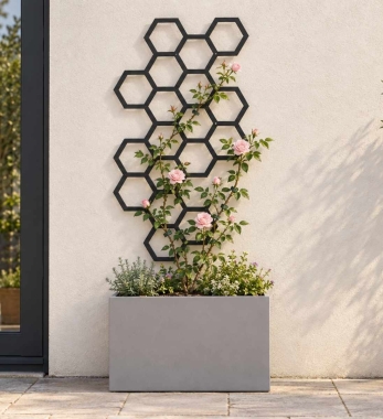 Rankgitter Combination 50 von Flora in Schwarz mit rosa Kletterrose an heller Hauswand