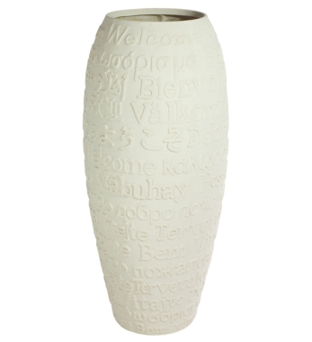 große hohe Pflanzvase Welcome in Steinoptik Creme in Eingangsbereich mit Bepflanzung