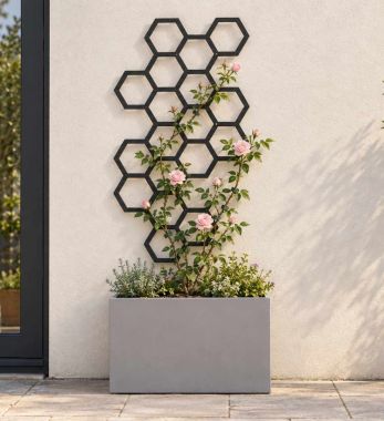 Rankgitter Combination 50 von Flora in Schwarz mit rosa Kletterrose an heller Hauswand