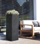 Pflanzsäule aus Beton in Anthrazit hoch auf moderner Terrasse