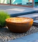 Moderne Wasserhalbkugel aus Cortenstahl im Garten